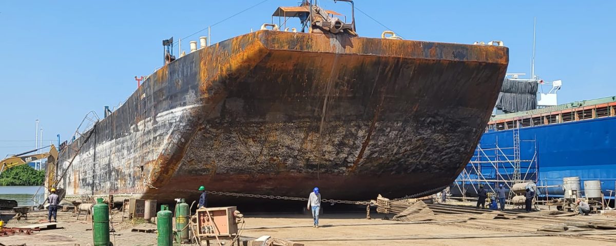 Barcaza de gran tamaño luego de subida a dique, lista para reparación
