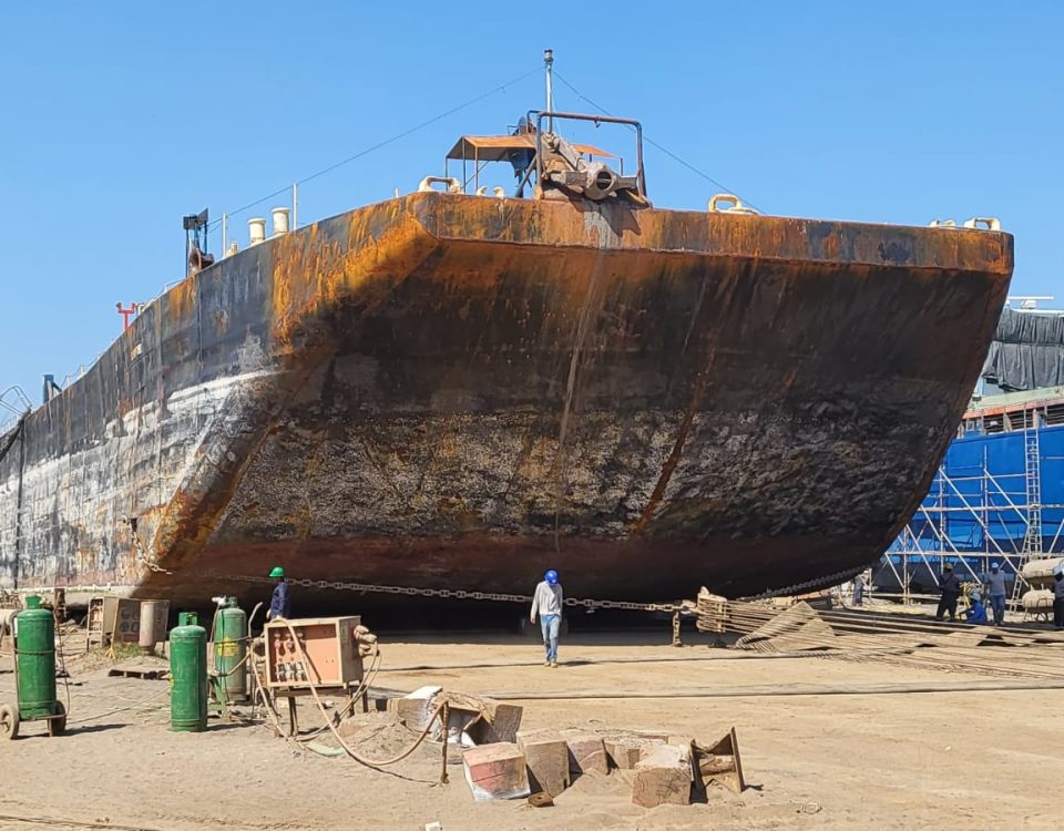 Barcaza de gran tamaño luego de subida a dique, lista para reparación